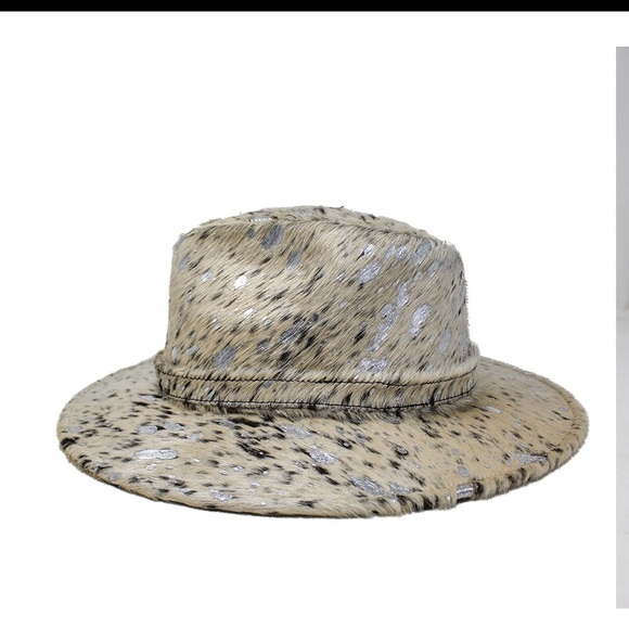 Bone-colored cowhide hat with metallic effects